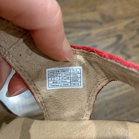 Like New Ugg Girls Red Leather Sandals Size 2 - Picture 4 of 6